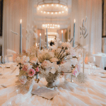 Festiva inspiración croata de micro boda en un hotel elegante[