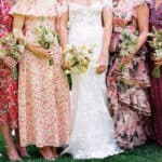 40 vestidos de dama de honor con estampado floral que nos dieron un doble toque
