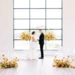 Los colores de la boda vara de oro combinan con los elementos decorativos de la lucita