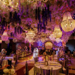 Exuberante boda en Filipinas con flores lilas y ciruelas